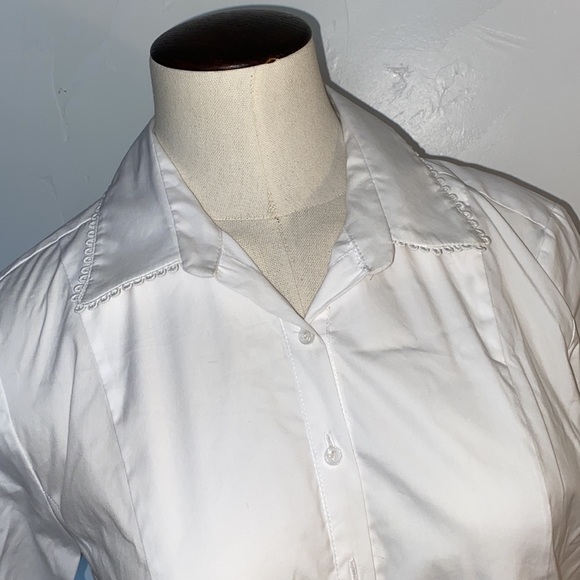 Zara white fitted blouse size medium. Missing two buttons. - Picture 3 of 13